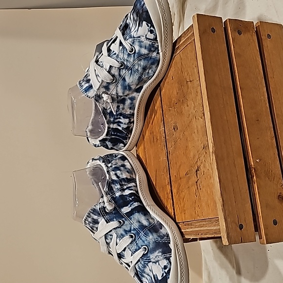 B Tye Dye Sneakers Scrunch back Blue White NWT Time and Tru - Picture 10 of 11
